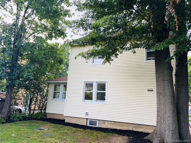 29 Roosevelt Street, Glen Cove, NY 11542