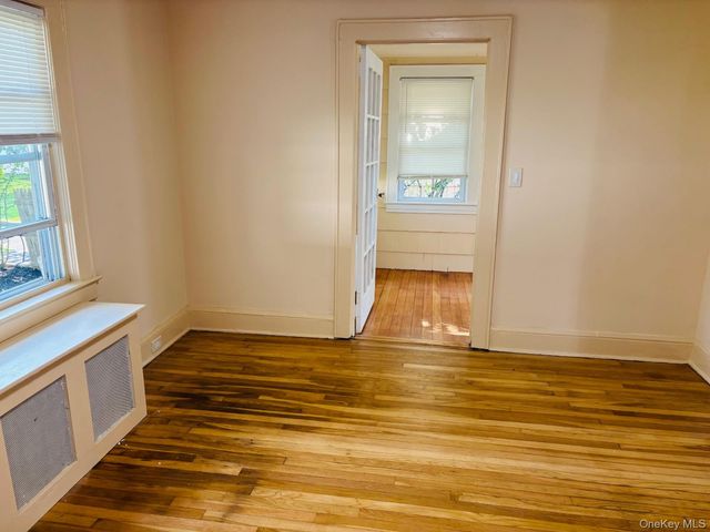 29 Roosevelt Street, Glen Cove, NY 11542