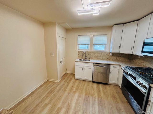 29 Roosevelt Street, Glen Cove, NY 11542