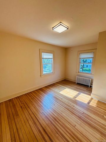 29 Roosevelt Street, Glen Cove, NY 11542