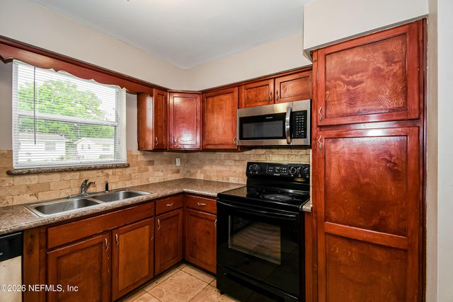 7227 STONEHURST Road N, Jacksonville, FL 32277