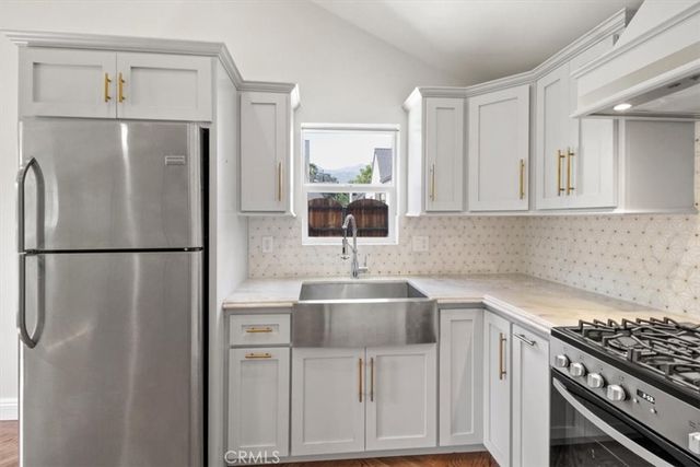 2682 E Villa Street, Pasadena, CA 91107