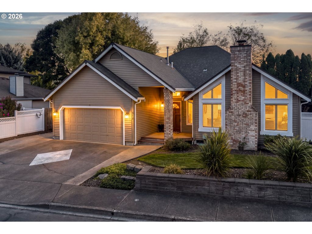 Image 1 of property listing at 312 MOUNTAINVIEW Ct, Newberg, OR 97132