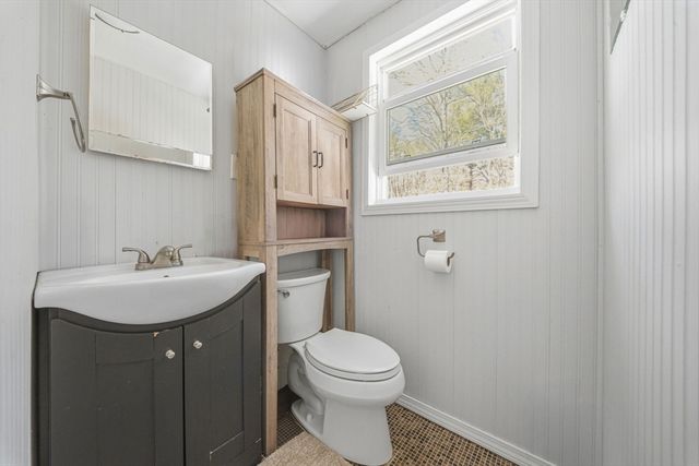 404 River St, Halifax, MA 02338