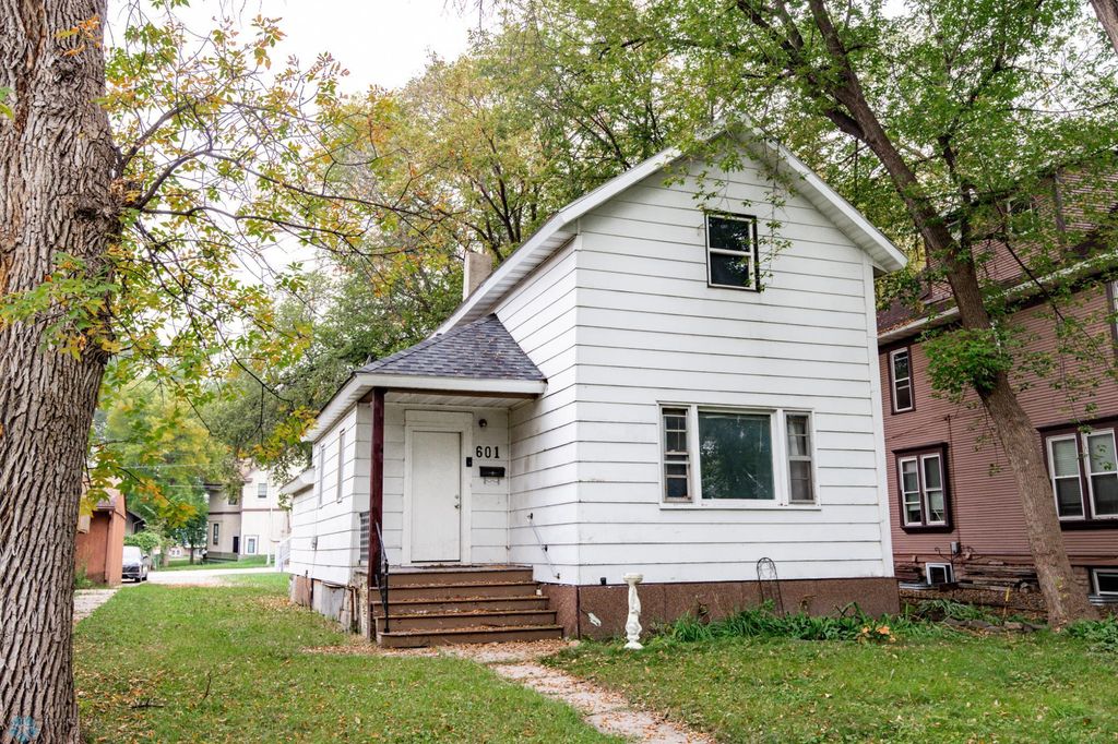 601 10th Street S, Fargo, ND 58103