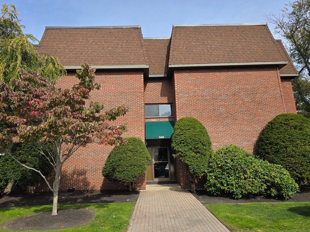 142 Kenrick St 36, Boston, MA 02135