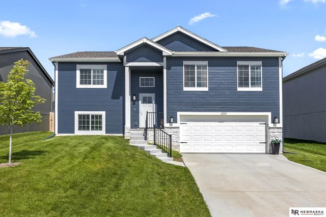 8205 N 174th Avenue, Bennington, NE 68007