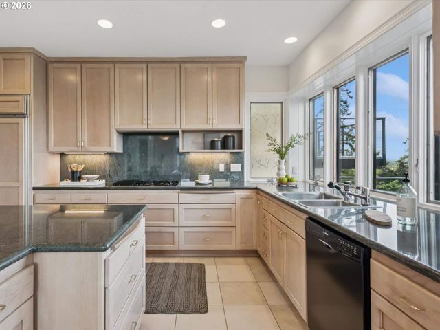 9027 Ne CLIFF St, Portland, OR 97220