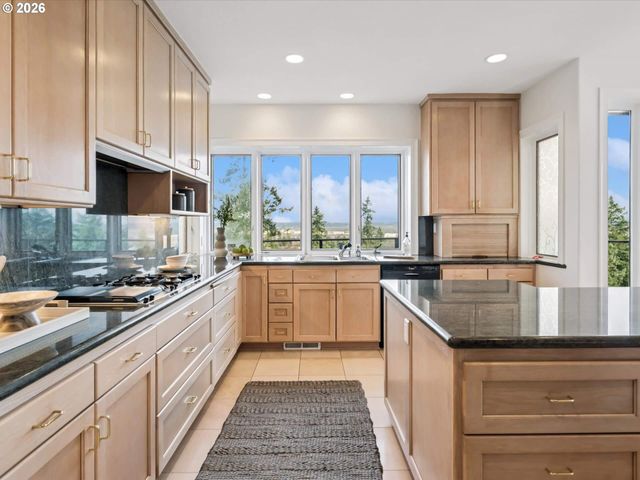 9027 Ne CLIFF St, Portland, OR 97220