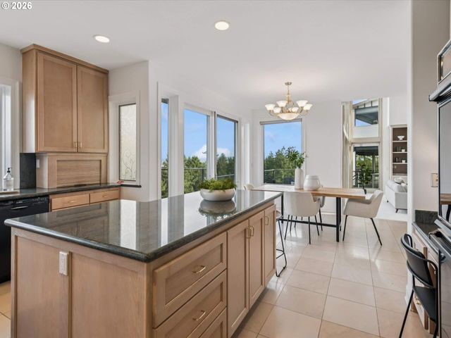 9027 Ne CLIFF St, Portland, OR 97220