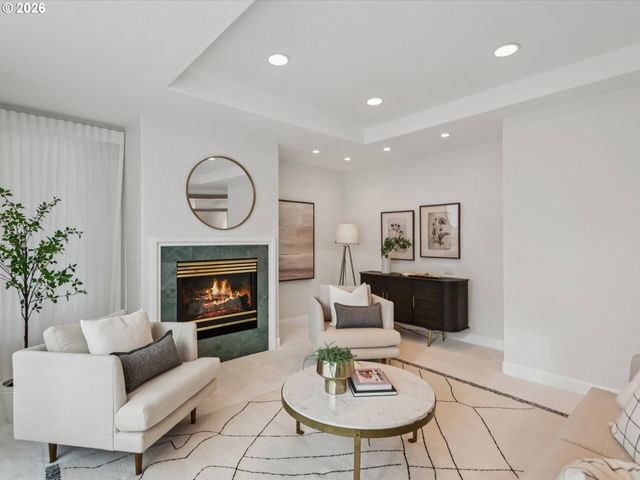 9027 Ne CLIFF St, Portland, OR 97220