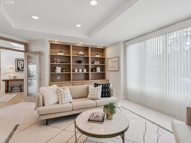 9027 Ne CLIFF St, Portland, OR 97220