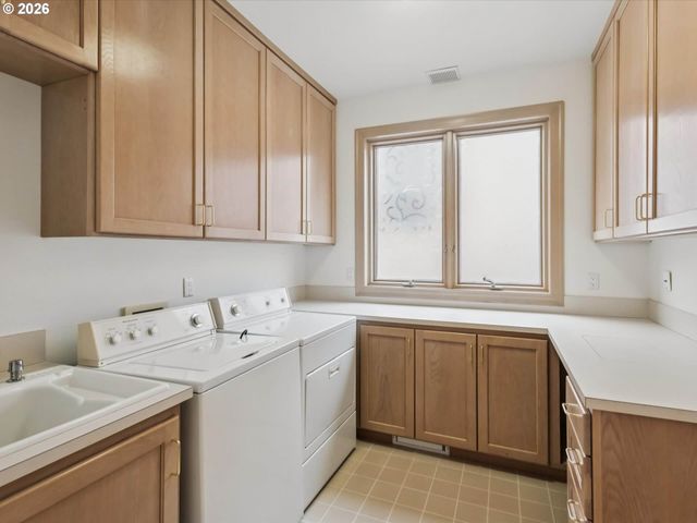 9027 Ne CLIFF St, Portland, OR 97220