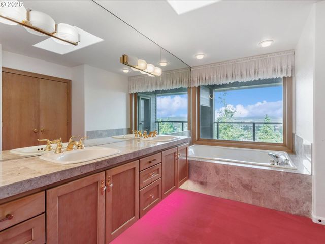 9027 Ne CLIFF St, Portland, OR 97220