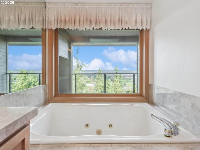 9027 Ne CLIFF St, Portland, OR 97220