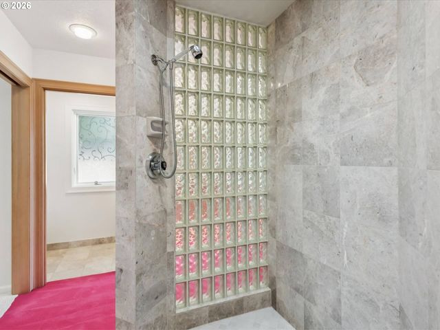 9027 Ne CLIFF St, Portland, OR 97220