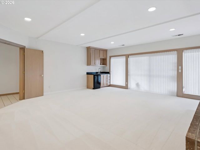 9027 Ne CLIFF St, Portland, OR 97220