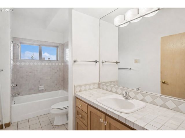 9027 Ne CLIFF St, Portland, OR 97220