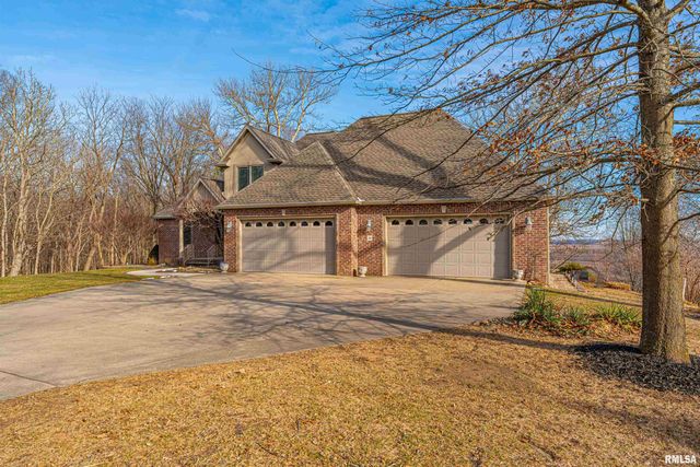 10 Governors Drive, Elkhart, IL 62634