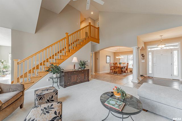 10 Governors Drive, Elkhart, IL 62634