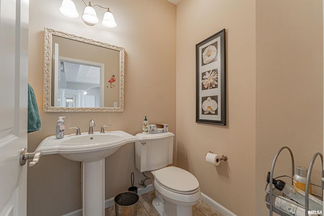 10 Governors Drive, Elkhart, IL 62634