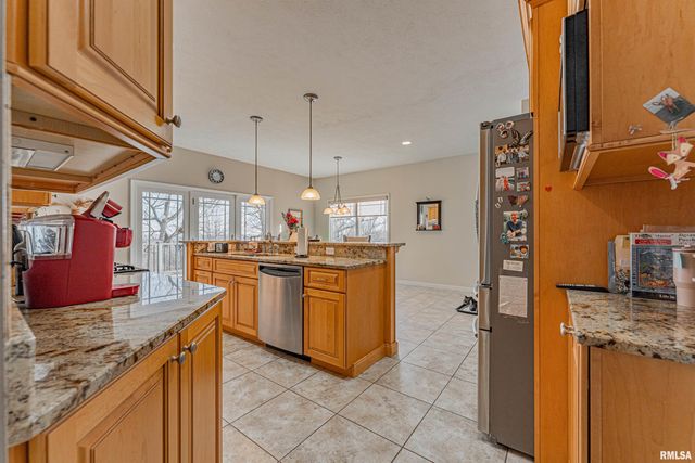 10 Governors Drive, Elkhart, IL 62634