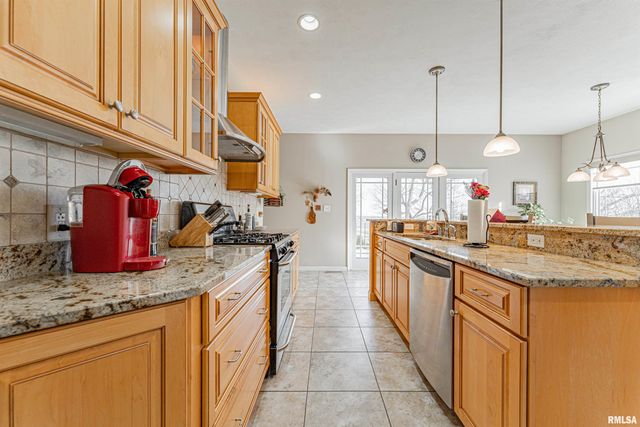 10 Governors Drive, Elkhart, IL 62634