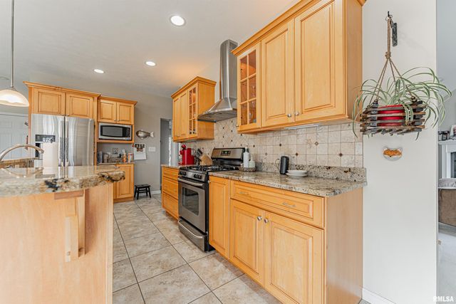 10 Governors Drive, Elkhart, IL 62634