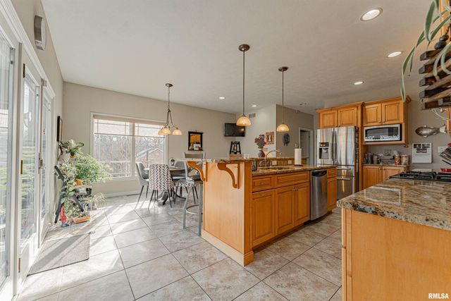 10 Governors Drive, Elkhart, IL 62634