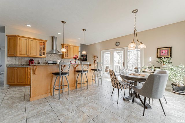 10 Governors Drive, Elkhart, IL 62634