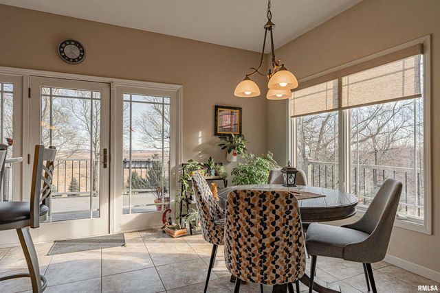 10 Governors Drive, Elkhart, IL 62634