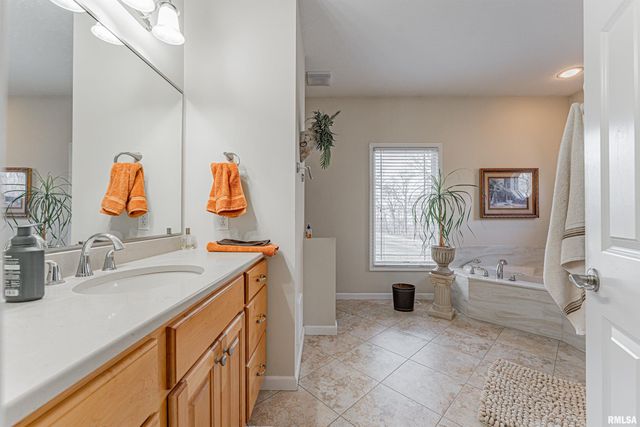 10 Governors Drive, Elkhart, IL 62634