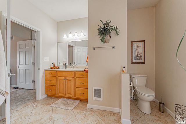 10 Governors Drive, Elkhart, IL 62634