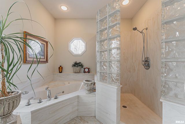 10 Governors Drive, Elkhart, IL 62634