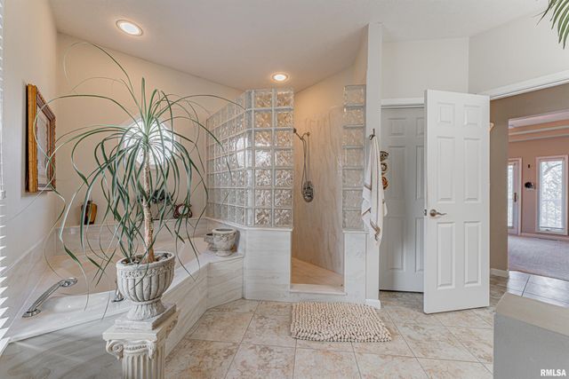 10 Governors Drive, Elkhart, IL 62634