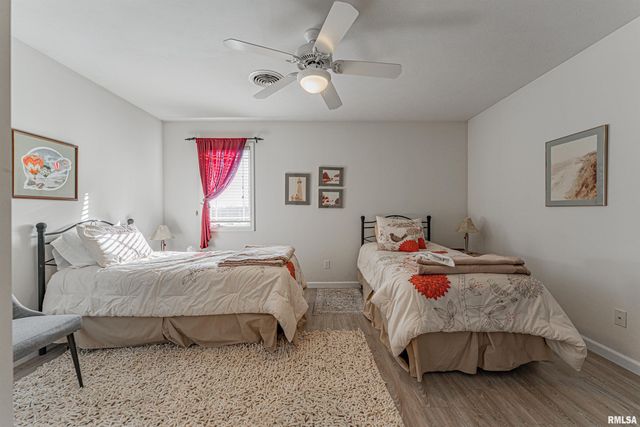 10 Governors Drive, Elkhart, IL 62634