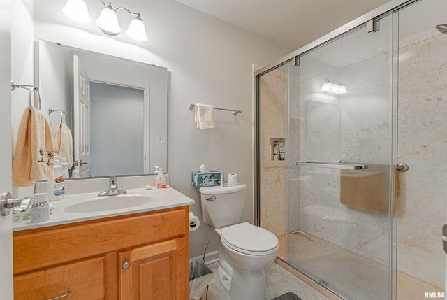 10 Governors Drive, Elkhart, IL 62634