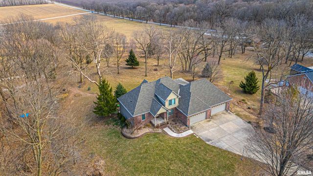 10 Governors Drive, Elkhart, IL 62634
