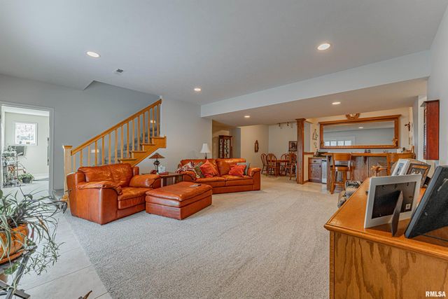 10 Governors Drive, Elkhart, IL 62634