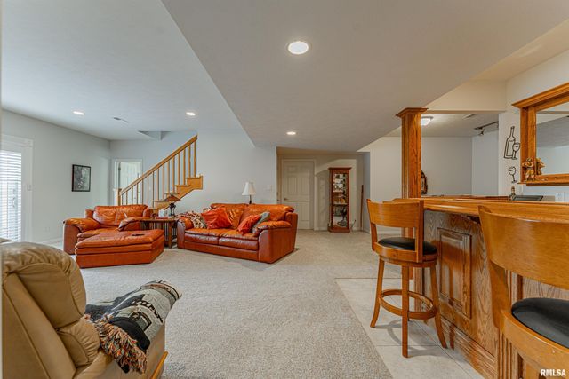 10 Governors Drive, Elkhart, IL 62634