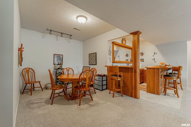 10 Governors Drive, Elkhart, IL 62634