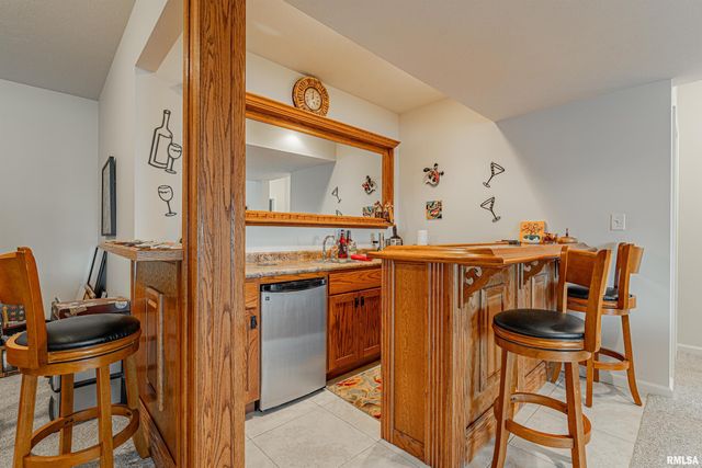 10 Governors Drive, Elkhart, IL 62634