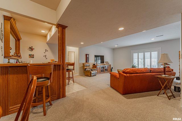 10 Governors Drive, Elkhart, IL 62634