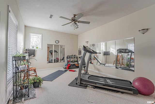 10 Governors Drive, Elkhart, IL 62634