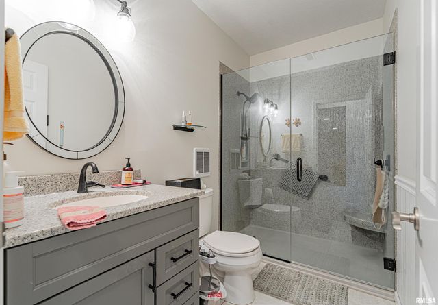 10 Governors Drive, Elkhart, IL 62634