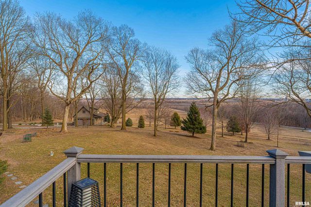 10 Governors Drive, Elkhart, IL 62634