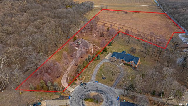 10 Governors Drive, Elkhart, IL 62634