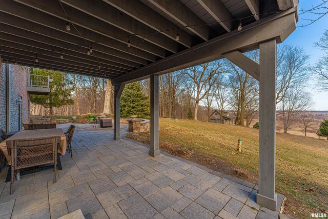 10 Governors Drive, Elkhart, IL 62634