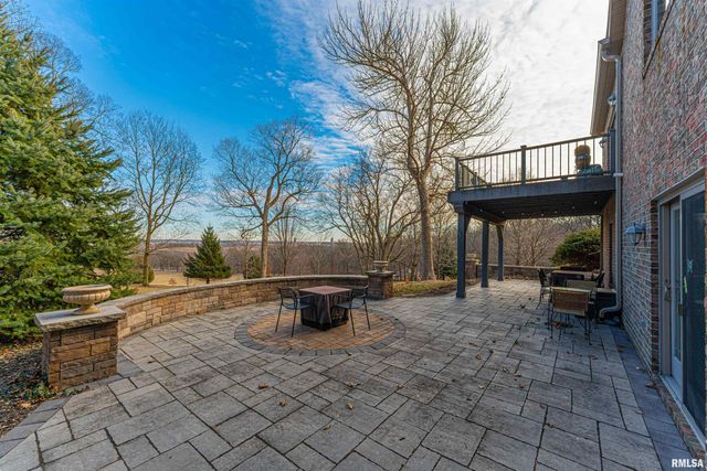 10 Governors Drive, Elkhart, IL 62634