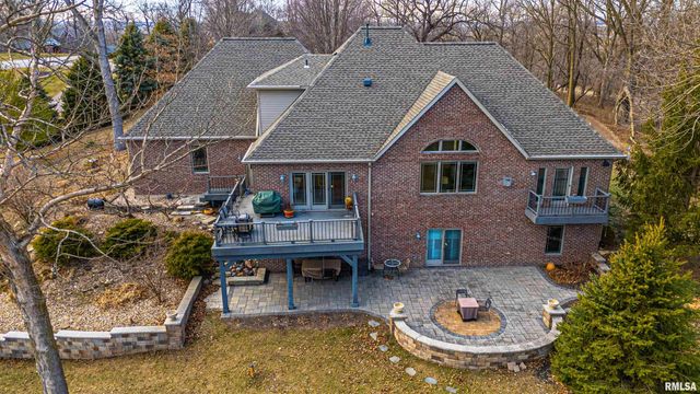 10 Governors Drive, Elkhart, IL 62634